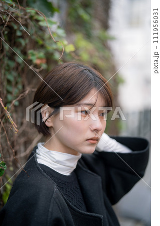 街を歩く女性 111956031