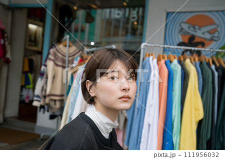 街を歩く女性 街を歩く女性 111956032