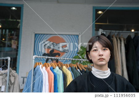街を歩く女性 111956035