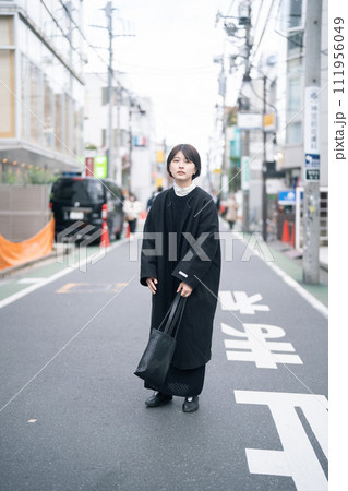 街を歩く女性 111956049
