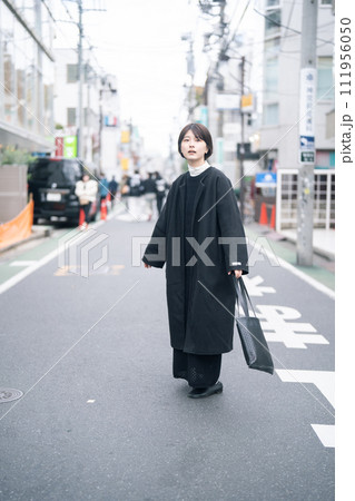 街を歩く女性 街を歩く女性 111956050