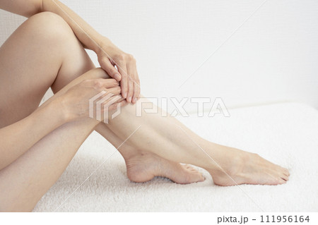 足を抱える女性 111956164