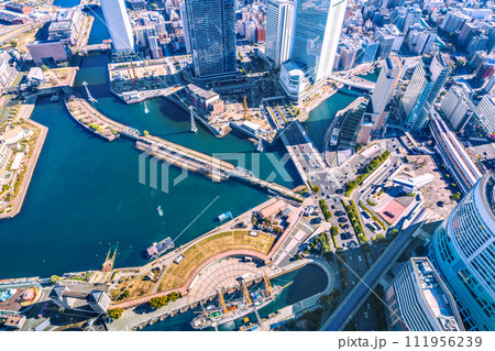 日本の横浜都市景観 横浜の街。桜木町駅やロープウェイ桜木町側の駅舎などを望む 日本の横浜都市景観 横浜の街。桜木町駅やロープウェイ桜木町側の駅舎などを望む 111956239
