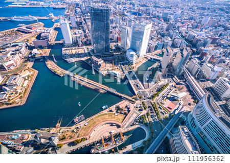 日本の横浜都市景観 横浜の街。桜木町駅やロープウェイ桜木町側の駅舎などを望む 日本の横浜都市景観 横浜の街。桜木町駅やロープウェイ桜木町側の駅舎などを望む 111956362