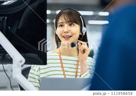 オフィスで働く私服の女性オペレーター オフィスで働く私服の女性オペレーター 111956658
