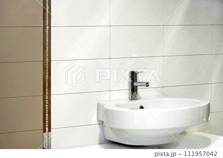 Sink and faucet Sink and faucet 111957042