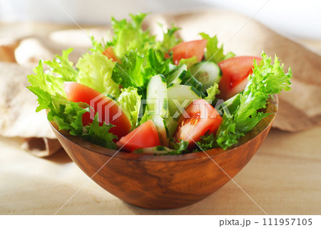 レタスとトマトのサラダ 111957105