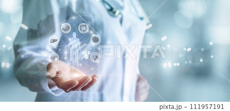 Doctor shows the digestive system of a patient . 111957191