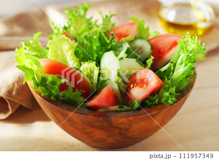 レタスとトマトのサラダ レタスとトマトのサラダ 111957349