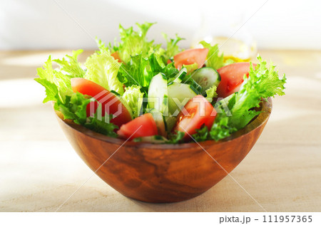 レタスとトマトのサラダ 111957365