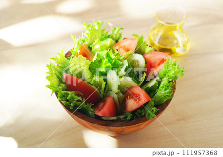 レタスとトマトのサラダ 111957368