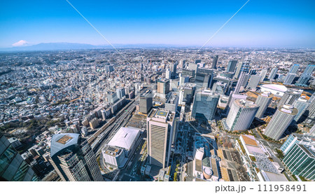 日本の横浜都市景観　横浜駅や富士山、みなとみらいのオフィスビル群などを望む。右奥に新横浜駅 111958491
