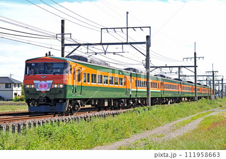 高崎線　行田ー熊谷　JR東日本　185系　OM03編成（大宮）　リバイバル　草津 111958663