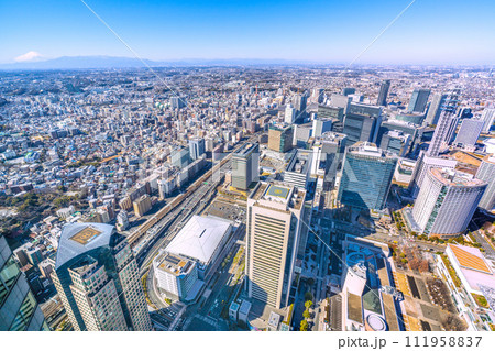 日本の横浜都市景観　横浜駅や富士山、みなとみらいのオフィスビル群などを望む 111958837