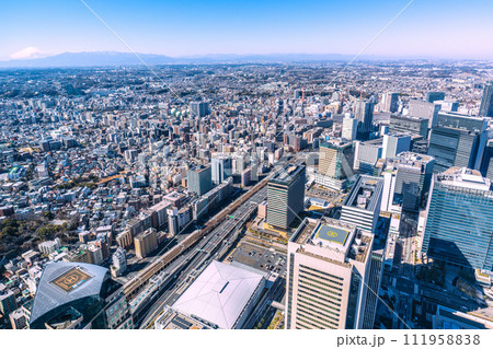 日本の横浜都市景観　横浜駅や富士山、みなとみらいのオフィスビル群などを望む 111958838