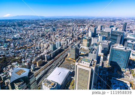日本の横浜都市景観 横浜駅や富士山、みなとみらいのオフィスビル群などを望む 日本の横浜都市景観 横浜駅や富士山、みなとみらいのオフィスビル群などを望む 111958839