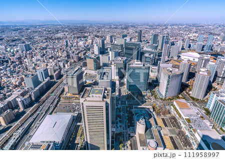 日本の横浜都市景観　横浜駅やみなとみらいのビル群などを望む 111958997