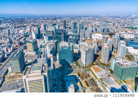 日本の横浜都市景観　横浜駅やみなとみらいのビル群などを望む 111958999