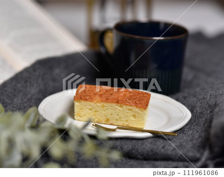 読書中のティータイム～チーズケーキと紅茶～ 111961086