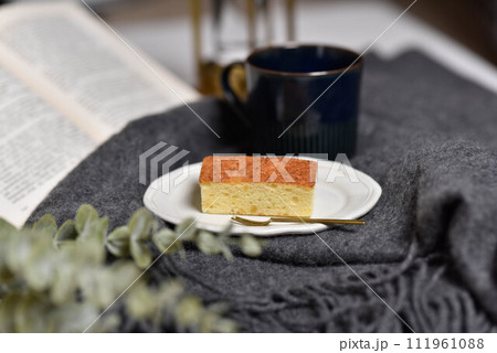 読書中のティータイム～チーズケーキと紅茶～ 111961088