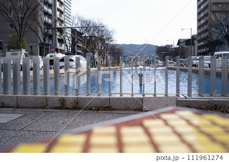 京都市役所前の御池通シンボルロードの噴水 京都市役所前の御池通シンボルロードの噴水 111961274