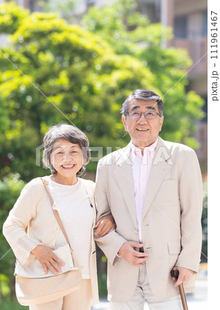 寄り添うシニア夫婦 111961467