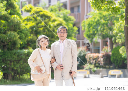 寄り添うシニア夫婦 111961468