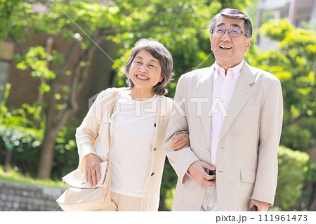 寄り添うシニア夫婦 111961473