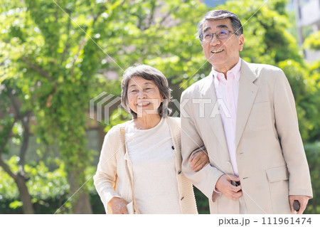 寄り添うシニア夫婦 111961474