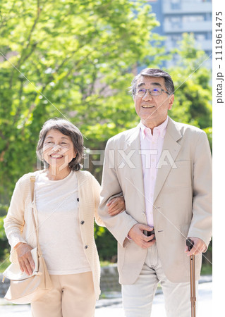 寄り添うシニア夫婦 111961475