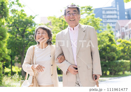 寄り添うシニア夫婦 111961477