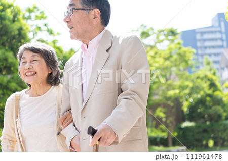 寄り添うシニア夫婦 111961478