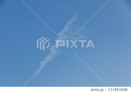 青空に浮かぶ薄雲 青空に浮かぶ薄雲 111961686