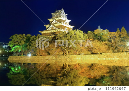 【広島県】内堀から見るライトアップされた広島城の夜景（本丸と天守） 111962047