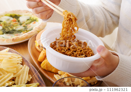 カップ焼きそばを食べる女性 カップ焼きそばを食べる女性 111962321