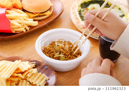 カップ焼きそばを食べる女性 カップ焼きそばを食べる女性 111962323