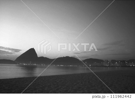 フラメンゴ海岸から見たポン・デ・アスーカル　ブラジル 111962442