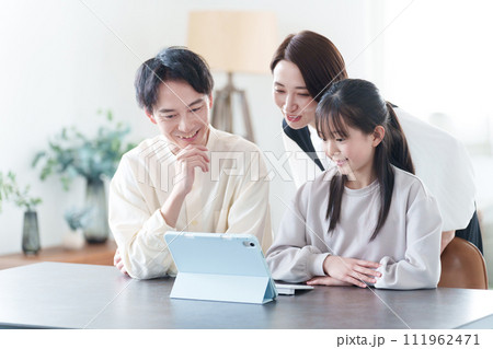 リビングでタブレットを使う親子 リビングでタブレットを使う親子 111962471