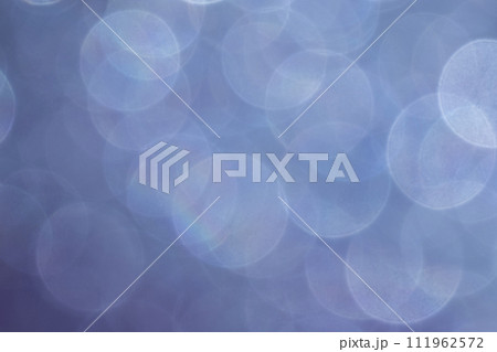 キラキラ虹色の背景素材 パープル系 111962572