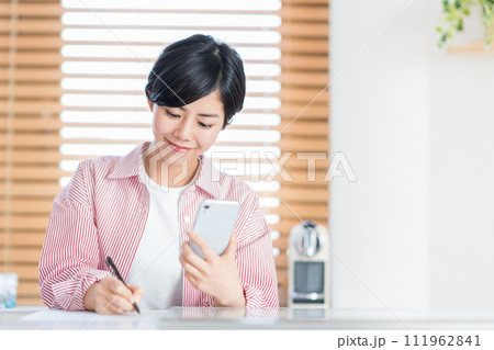 スマホで勉強をする女性。 111962841
