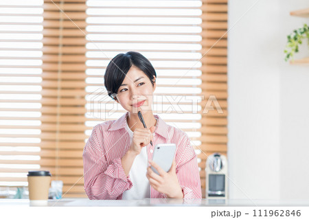スマホで勉強をする女性。 111962846