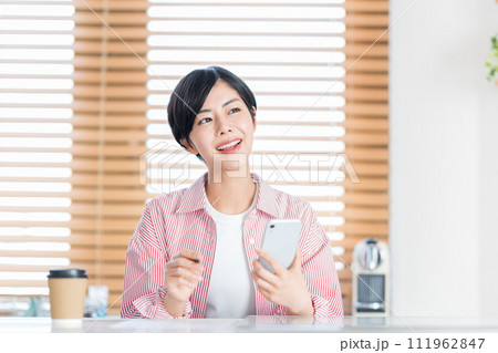 スマホで勉強をする女性。 111962847