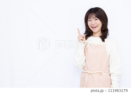 笑顔で紹介をしている40代の主婦 笑顔で紹介をしている40代の主婦 111963279