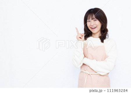 笑顔で紹介をしている40代の主婦 111963284