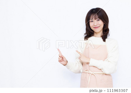 笑顔で紹介をしている40代の主婦 笑顔で紹介をしている40代の主婦 111963307