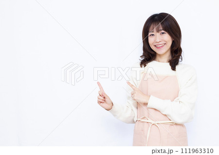 笑顔で紹介をしている40代の主婦 笑顔で紹介をしている40代の主婦 111963310