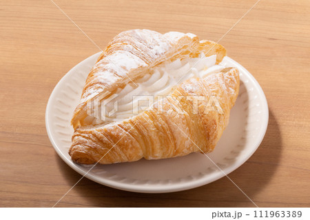 クリーム クロワッサン クリーム クロワッサン 111963389