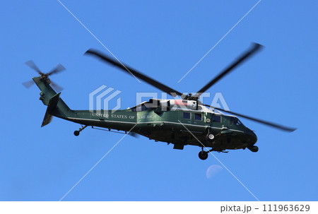 飛行中のVH-60Nアメリカ合衆国大統領専用ヘリ 飛行中のVH-60Nアメリカ合衆国大統領専用ヘリ 111963629