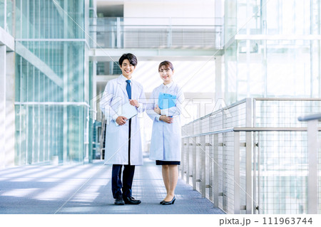 白衣を着た男女 白衣を着た男女 111963744