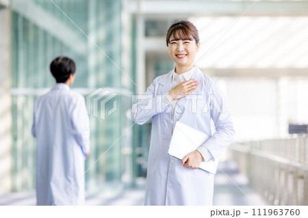 白衣を着た女性 111963760